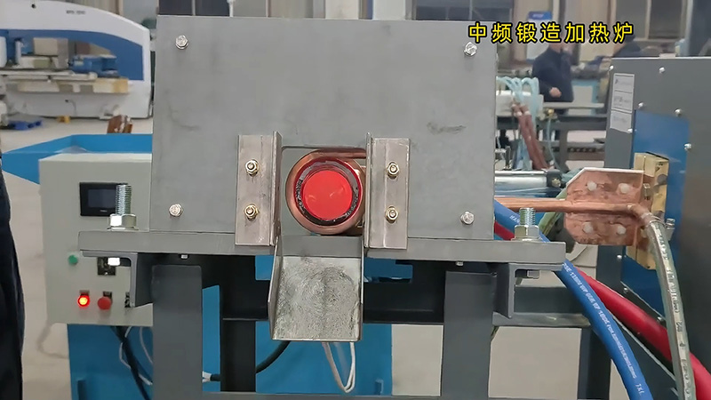 中頻鍛造加熱爐配置自動(dòng)化控制系統(tǒng)和送料機(jī)，確實(shí)是一種高效、精準(zhǔn)的熱處理設(shè)備。