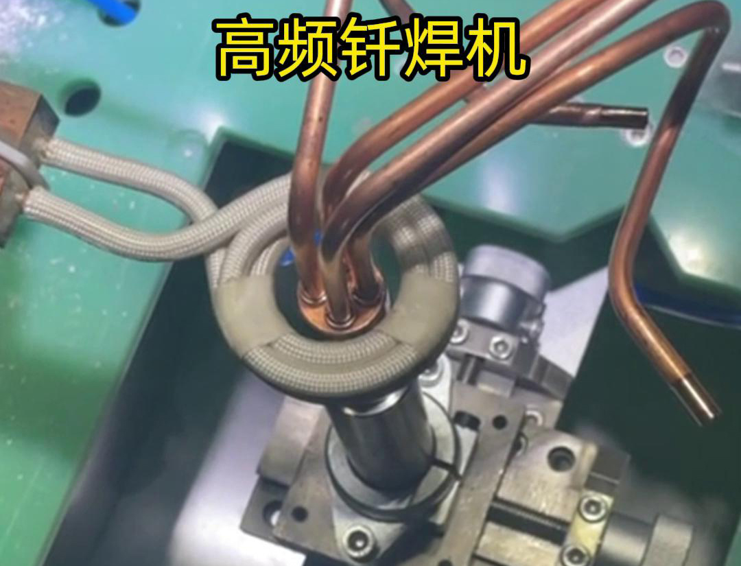 在雙工位自動感應(yīng)釬焊設(shè)備中，每個(gè)工位都配備了獨(dú)立的感應(yīng)加熱系統(tǒng)和釬焊工具，確保兩個(gè)工位可以同時(shí)進(jìn)行焊接作業(yè)