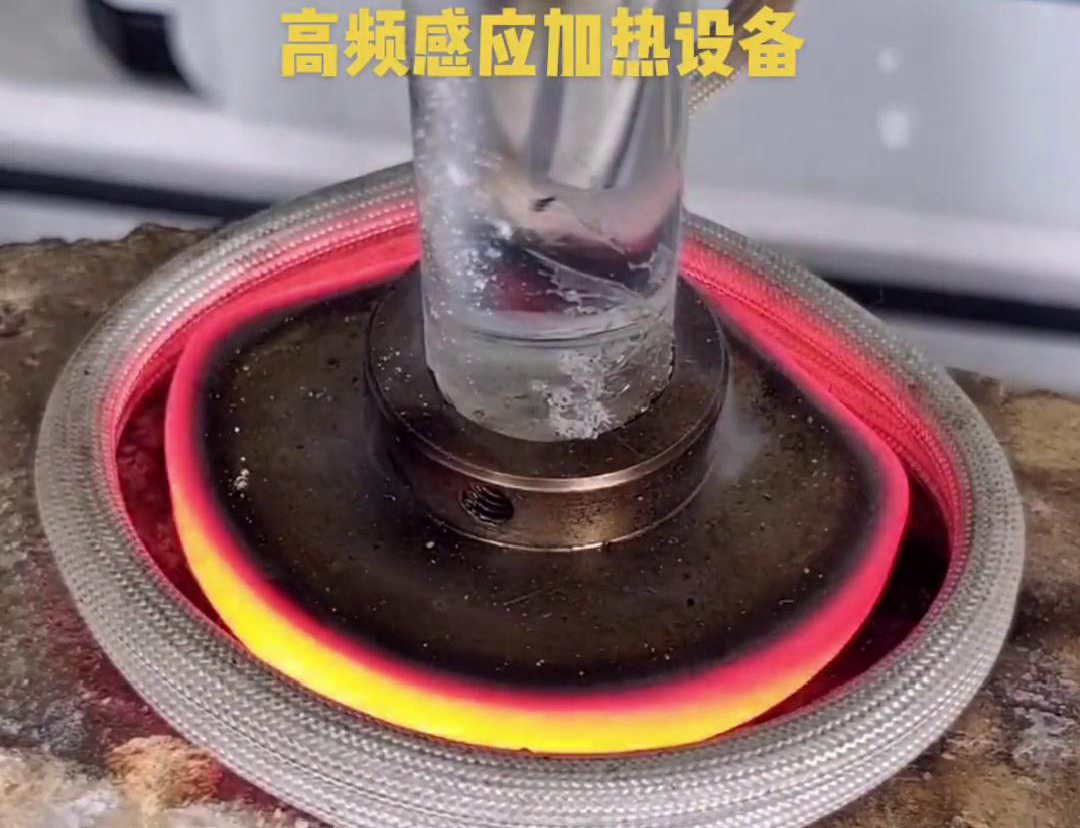 高頻焊機(jī)焊接因其高效、高質(zhì)量、環(huán)保、操作簡(jiǎn)便和適應(yīng)性強(qiáng)等優(yōu)點(diǎn)，被廣泛應(yīng)用于各個(gè)行業(yè)