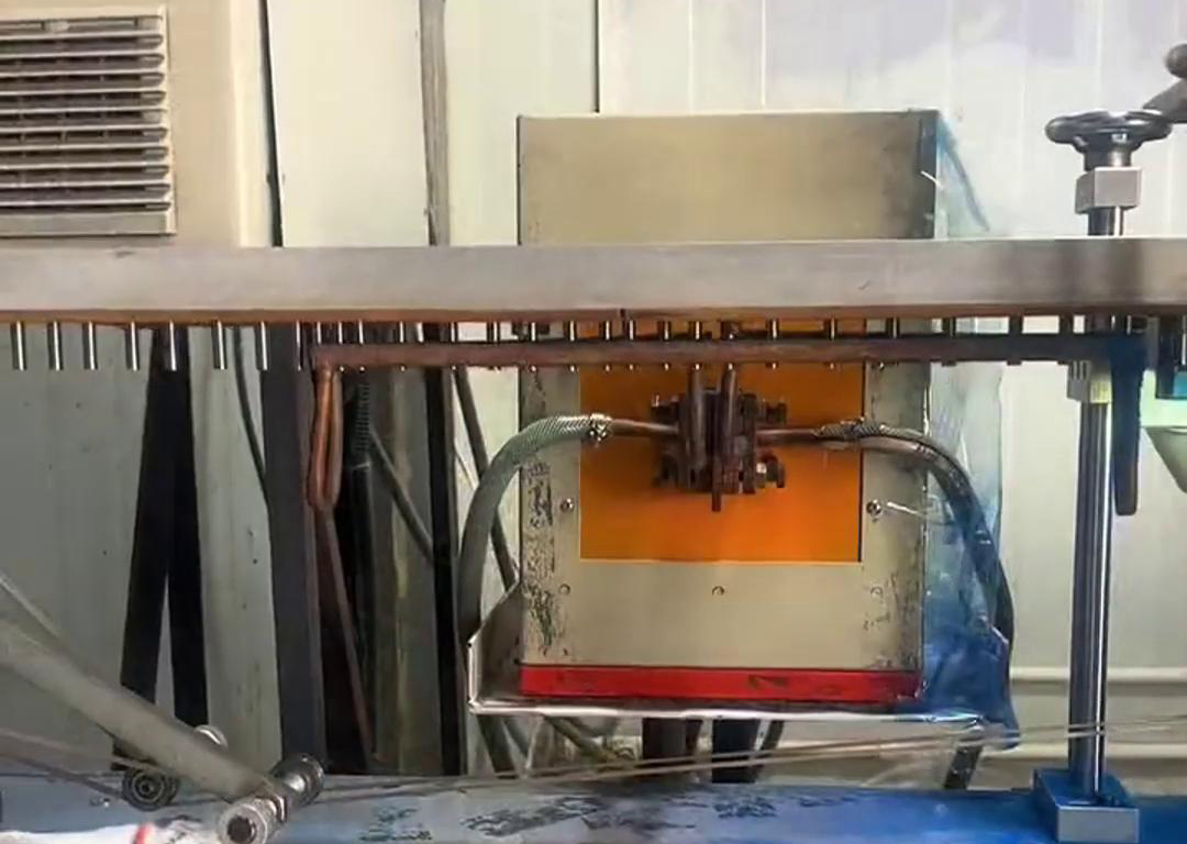 通過振動盤自動化上料到輸送帶，然后高頻電源對要加熱的工件進行局部加熱，根據(jù)工藝要求直接經(jīng)過容器 ，讓其局部覆蓋一層涂料