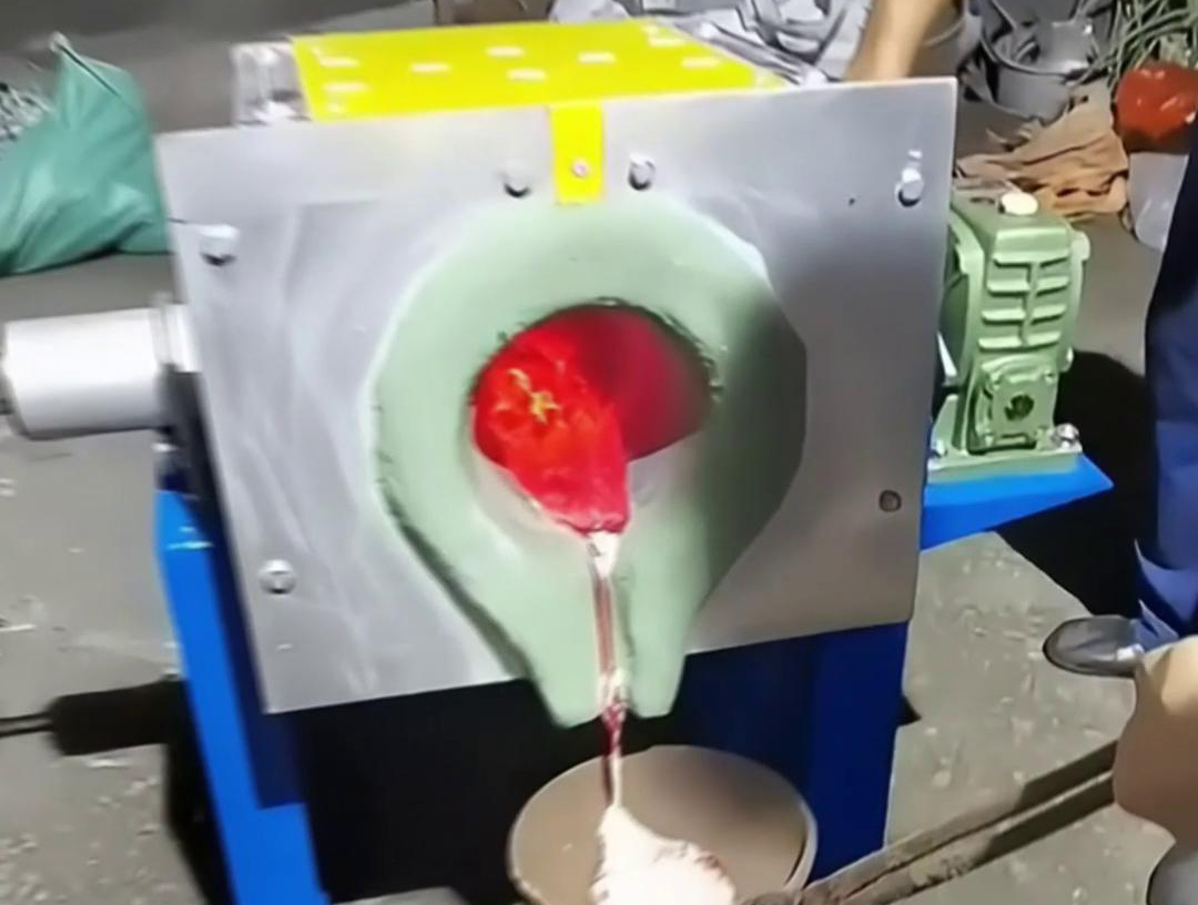 中頻熔鋁爐具有多種優(yōu)點(diǎn)，如體積小、重量輕、效率高、耗電少