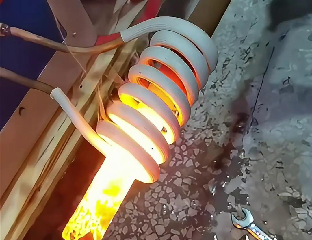 鐵棒的高頻加熱具有效率高、速度快、操作簡(jiǎn)單等優(yōu)點(diǎn)，廣泛應(yīng)用于金屬材料加工