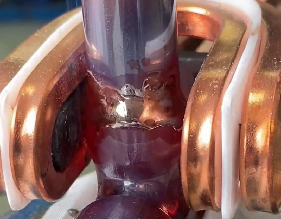 這就是手持式高頻焊機(jī)焊接銅管的效果，有了它，可以放棄大部分火焰焊接場(chǎng)合了