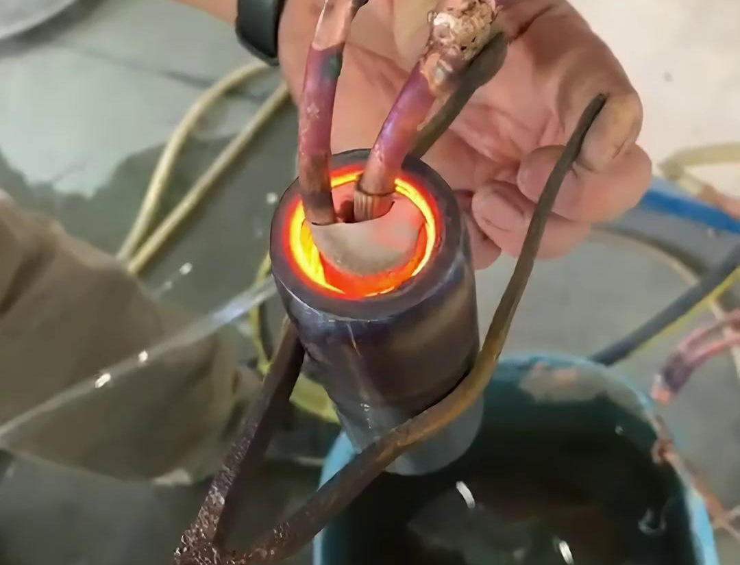 您要做內(nèi)孔熱處理嗎？那么這臺高頻加熱機就是您想要找的設(shè)備