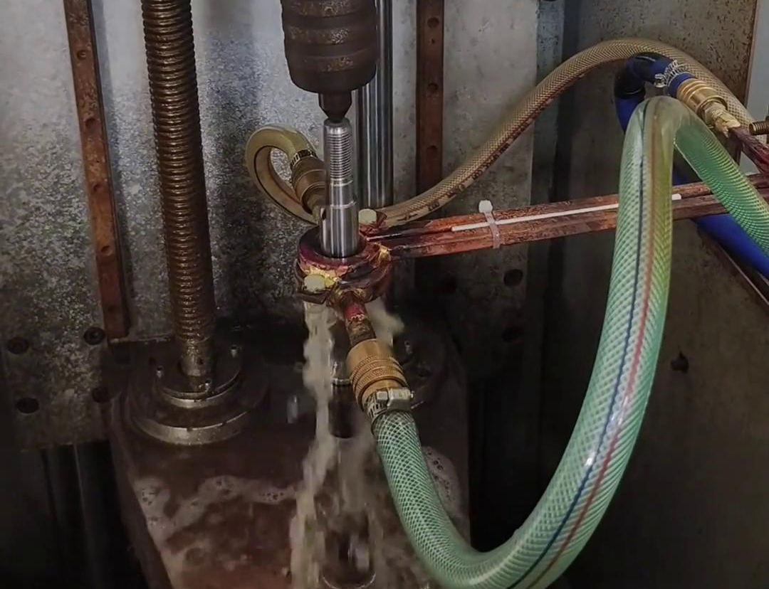 高頻淬火機(jī)床可以根據(jù)電機(jī)軸尺寸和淬火要求，實(shí)現(xiàn)自動(dòng)化操作淬火