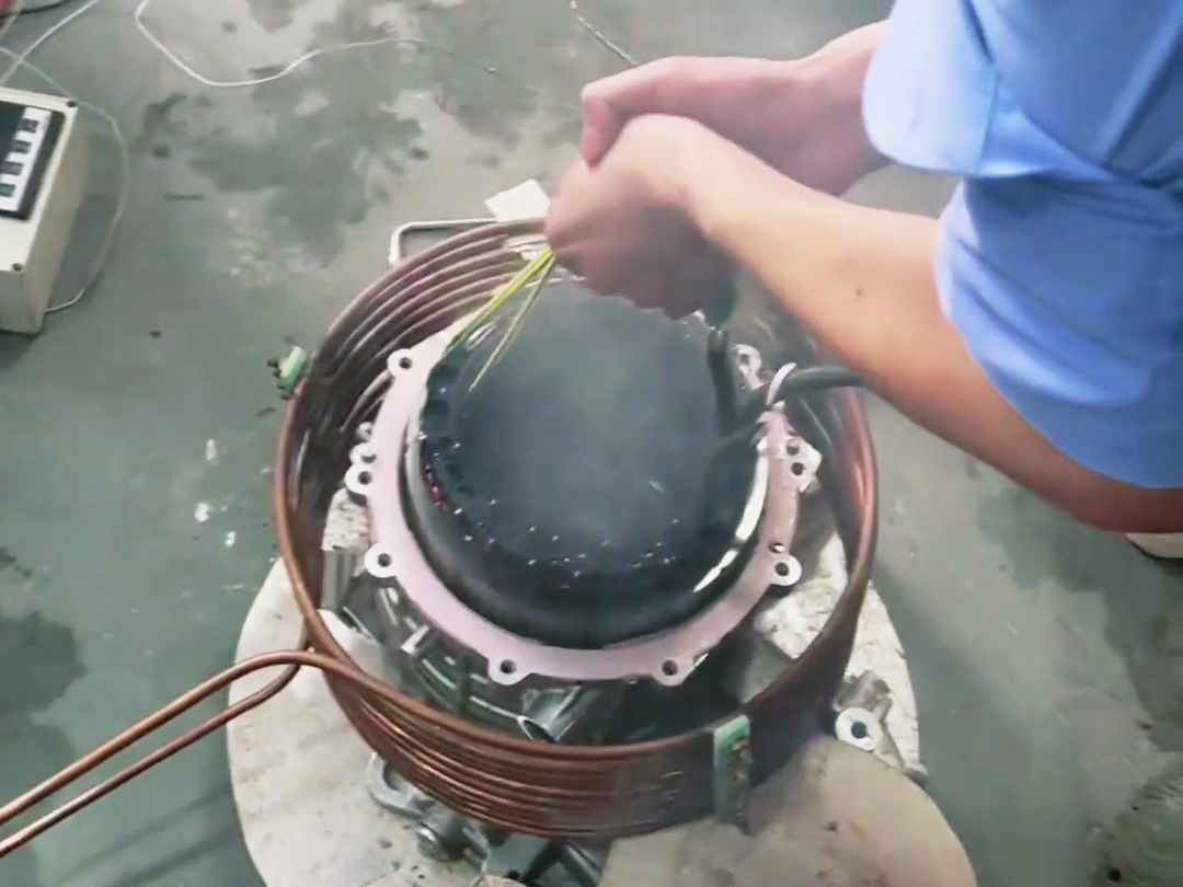電機(jī)熱裝實(shí)驗(yàn)，采用中頻感應(yīng)加熱設(shè)備對電機(jī)殼進(jìn)行加熱