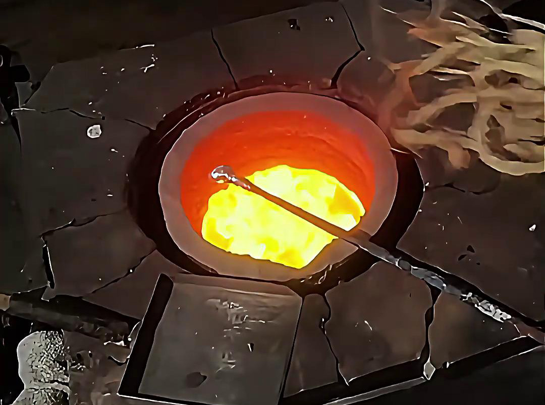 中頻熔煉爐熔化銀粉，根據(jù)需求配熔煉量大小