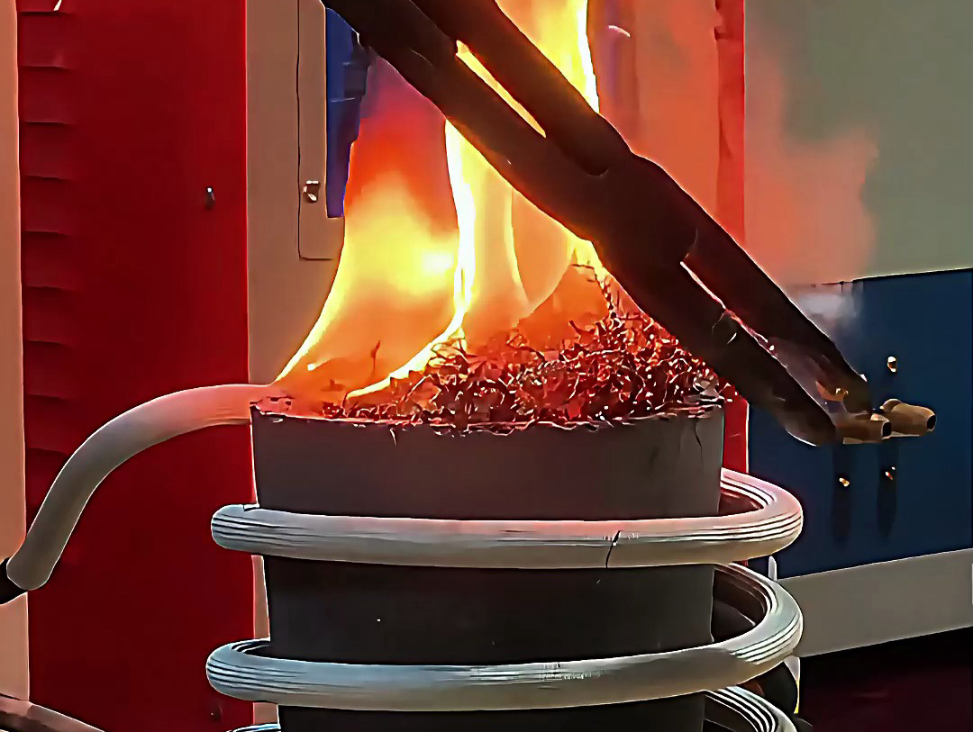 小型高頻熔煉爐，廢鐵屑熔煉只要5分鐘就可以熔煉一爐